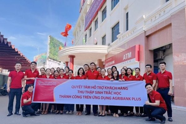 Agribank hỗ trợ khách hàng thu thập sinh trắc học tại quầy giao dịch