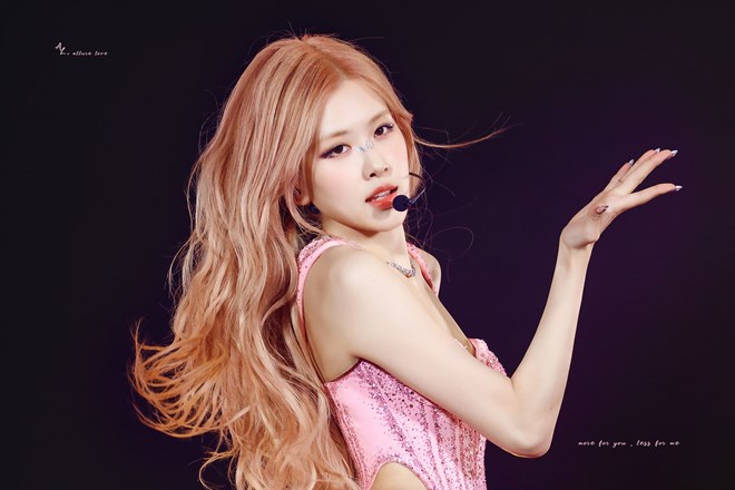 Rosé (Blackpink) gây sốt với hình ảnh diện bikini khoe vóc dáng