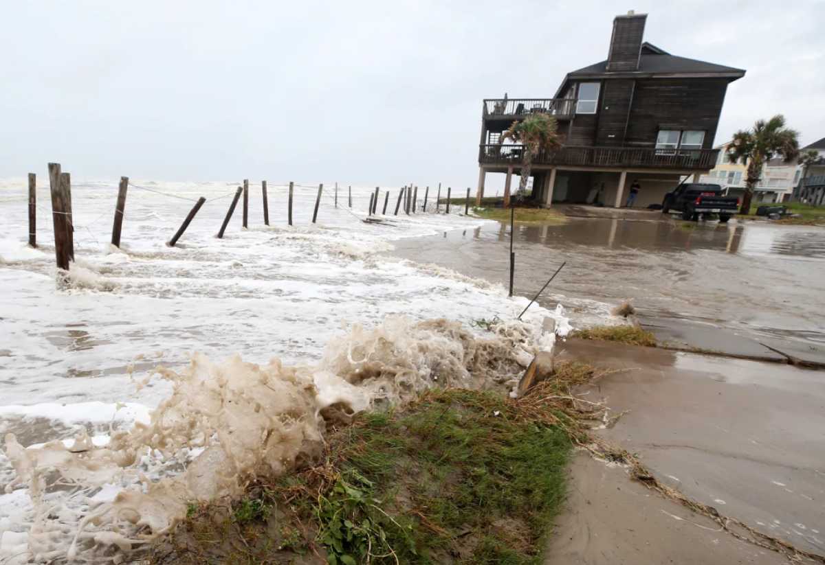 Sóng lớn ở Galveston, Texas, Mỹ, ngày 19.6.2024. Ảnh chụp màn hình The Galveston County Daily News