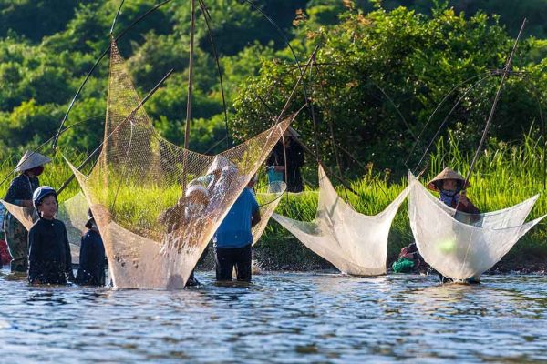 Hàng nghìn người tranh nhau bắt cá dưới đầm rộng ven núi Hồng Lĩnh