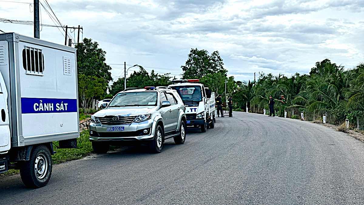 Nhiều lực lượng bảo đảm an ninh trật tự phía trước căn nhà khám xét. Ảnh: Duy Tuấn