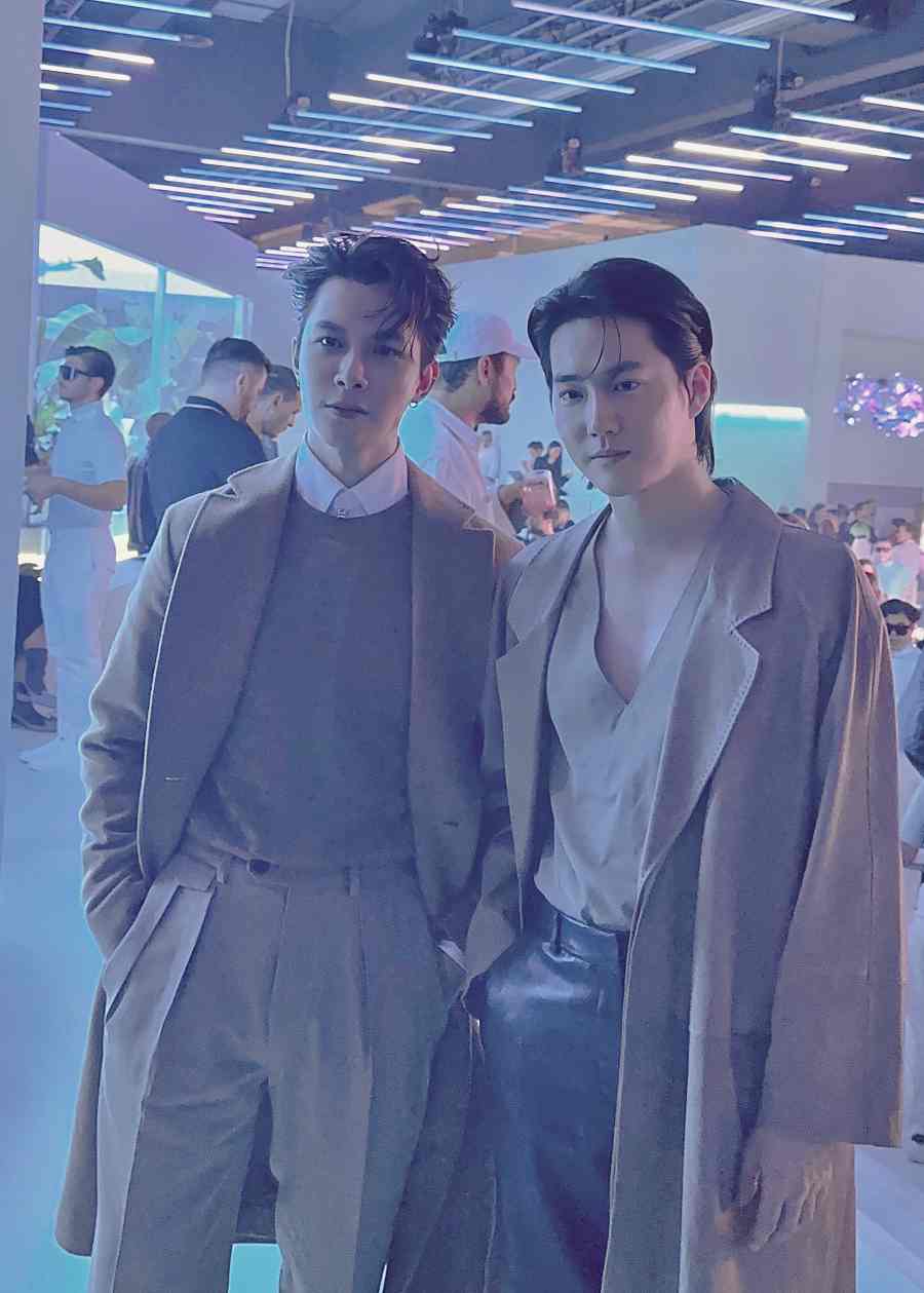 Anh Tú Atus và EXO Suho đứng chung khung hình. Ảnh: Nhân vật cung cấp