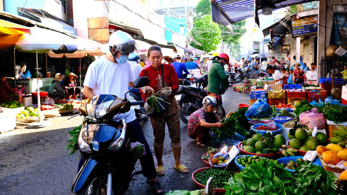 Giá một số loại nông sản tăng khi bước vào mùa mưa đã ảnh hưởng đến sức mua của người tiêu dùng. Ảnh: Mỹ Ly