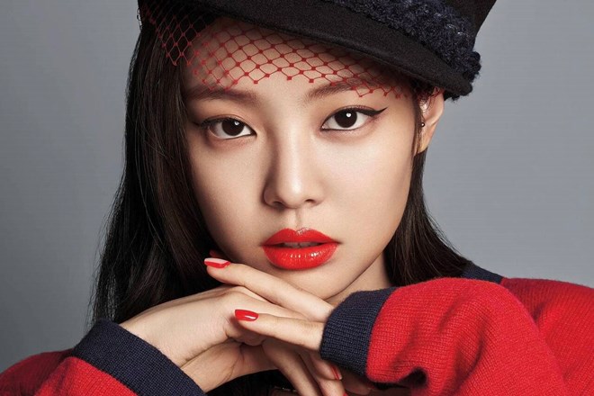 Jennie (Blackpink) gây tranh cãi vì hút thuốc lá điện tử trong nhà