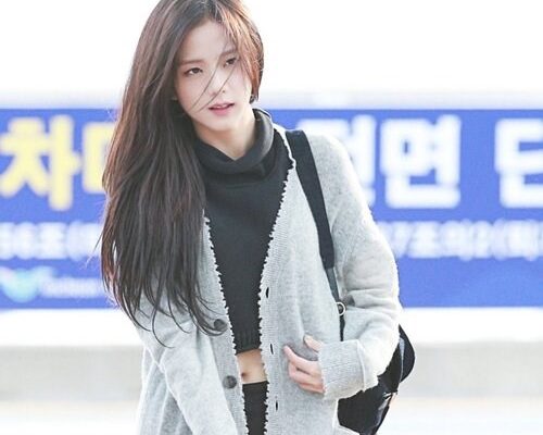 Học Jisoo BlackPink cách phối đồ áo cardigan cá tính diện Tết