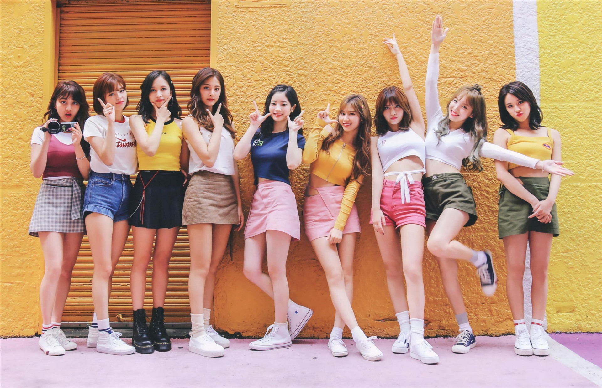 TWICE ban đầu theo phong cách ngọt ngào, đáng yêu. Ảnh: JYP