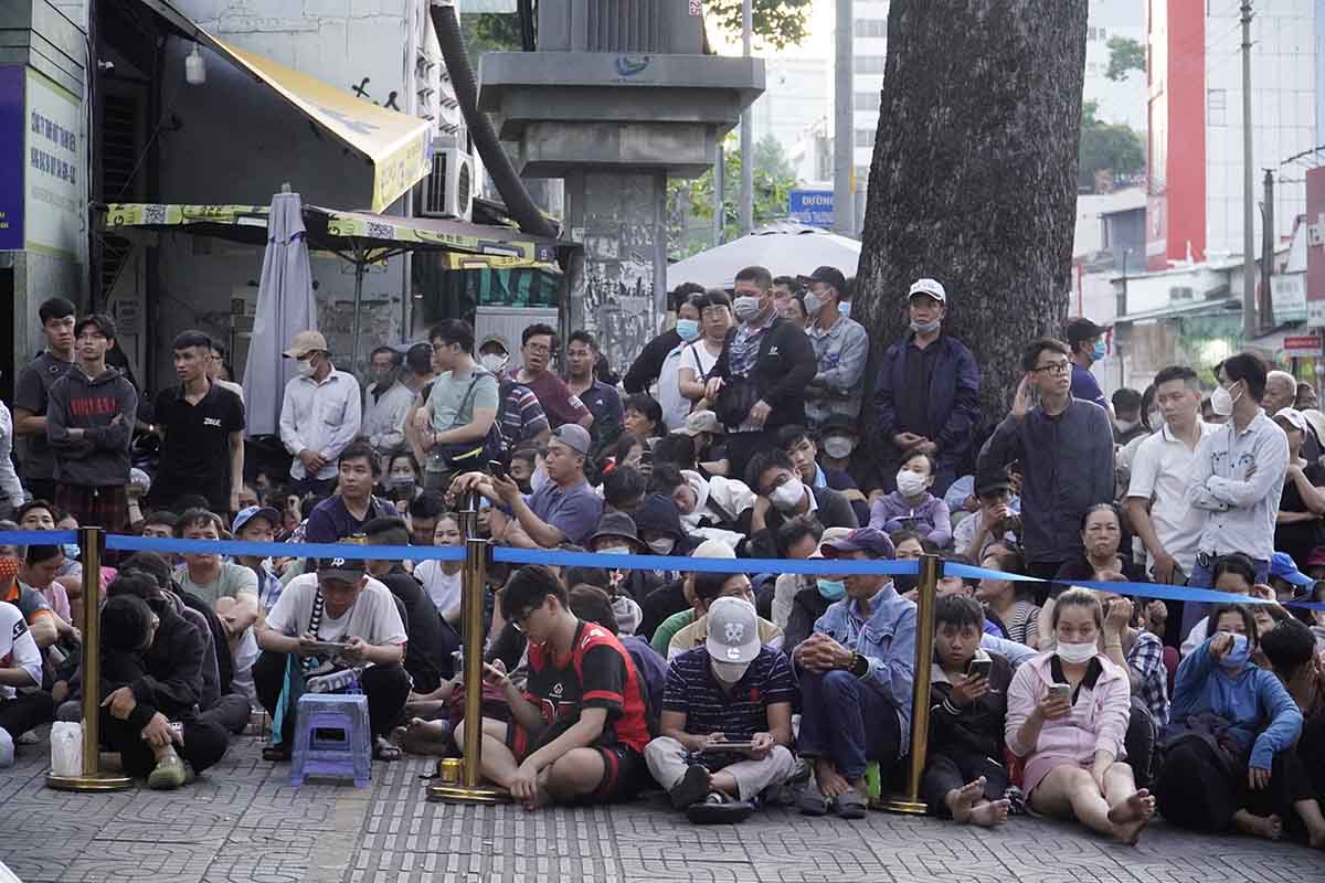 Vì sao các điểm bán vàng miếng SJC luôn trong tình trạng quá tải?