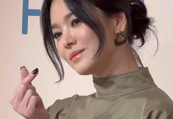 Song Hye Kyo gây náo loạn khi lộ vòng eo con kiến cùng gương mặt ‘ăn tiền’ tại Hong Kong