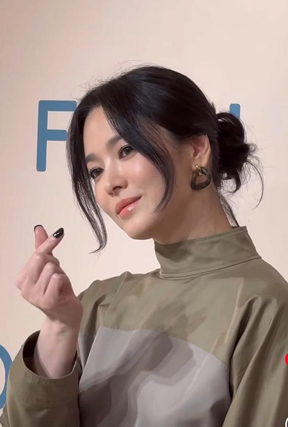 Song Hye Kyo gây náo loạn khi lộ vòng eo con kiến cùng gương mặt ‘ăn tiền’ tại Hong Kong