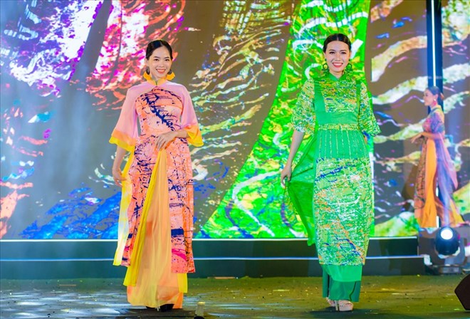 Chiêm ngưỡng áo dài- hanbok tỏa sáng ở biển Nha Trang