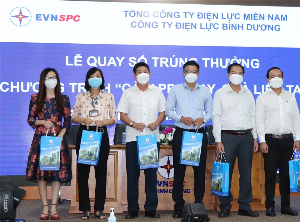 Tổ chức quay số trúng thưởng cho khách hàng tham gia cài App CSKH EVNSPC tại Công ty Điện lực Bình Dương. Ảnh: EVNSPC cung cấp.