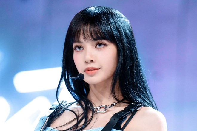 Lisa (Blackpink) có hoạt động đáng chú ý trong lúc Jennie bị chỉ trích