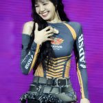 Stylist của Blackpink bị chỉ trích vì cắt ngắn quá đà váy áo của Lisa
