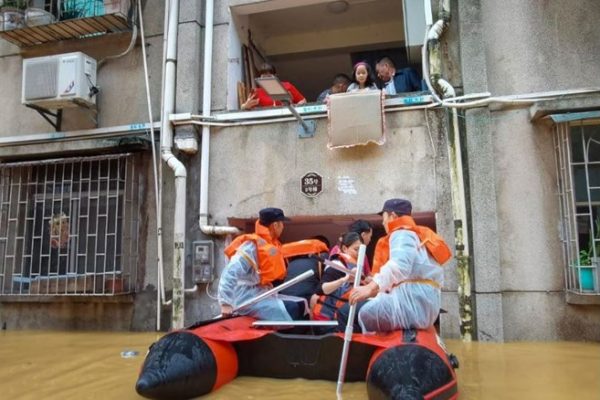 Trung Quốc phát cảnh bão lũ lụt “trăm năm có một” ở tỉnh đông dân nhất nước