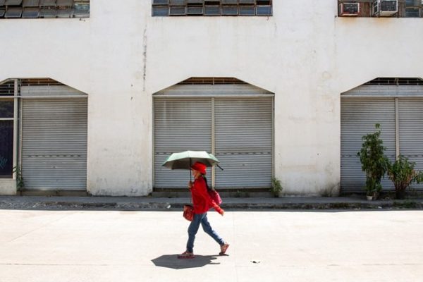 Nắng nóng bao trùm châu Á, phụ huynh đưa con đi học trong lo lắng