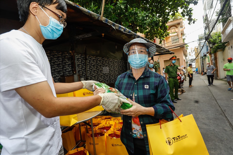 Mỗi suất quà bao gồm lương thực và nhu yếu phẩm thiết yếu đang được gấp rút trao đến tận tay người dân TP.HCM. Ảnh: T&T