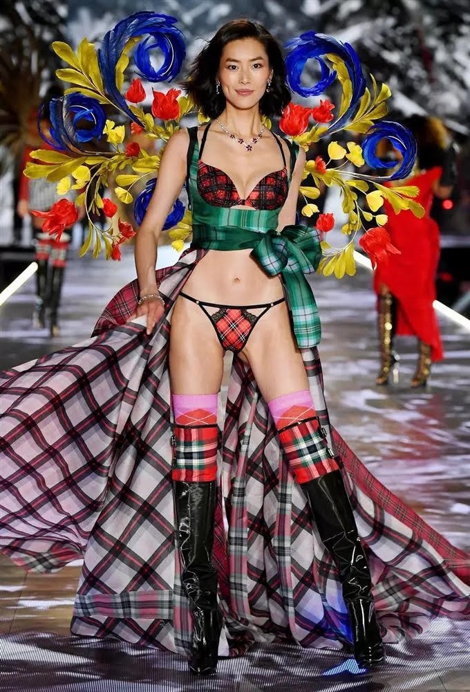 Liu Wen tự tin sải bước trên sân khấu Victoria’s Secret. Ảnh: Xinhua