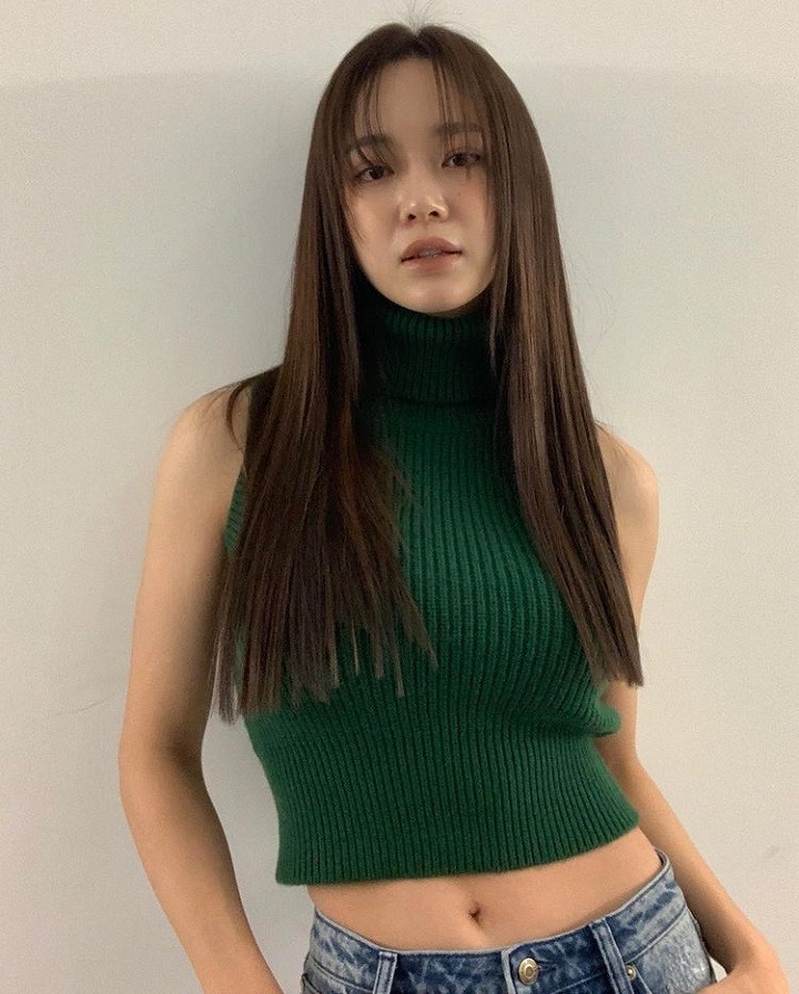 Thậm chí Se Jeong có thể trở nên quyến rũ hơn với chiếc áo croptop và quần jean, khoe trọn đường cong cơ thể. Ảnh: Se Jong/Instagram.