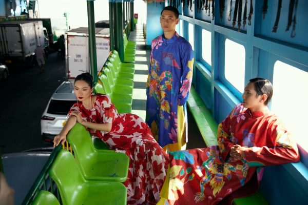 Áo dài tung bay trên chuyến phà với thông điệp ý nghĩa “Về quê ăn Tết”