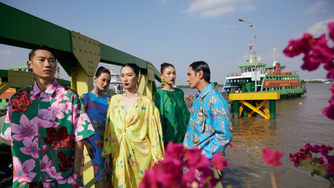 Áo dài tung bay trên chuyến phà với thông điệp ý nghĩa "Về quê ăn Tết"