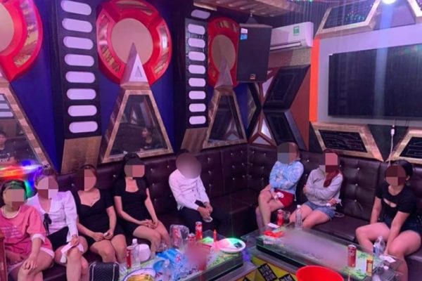 Bắt giữ quản lý quán karaoke và đối tượng tổ chức cho 11 nam nữ “bay lắc”