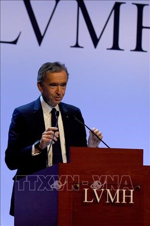 Bernard Arnault là Chủ tịch và Giám đốc điều hành (CEO) của nhà sản xuất hàng xa xỉ lớn nhất thế giới LVMH. LVMH là tập đoàn hàng đầu thế giới về xa xỉ phẩm với 70 thương hiệu cao cấp cùng khoảng 4.000 nhà bán lẻ, hoạt động trong 6 lĩnh vực nổi bật. Ảnh: TTXVN