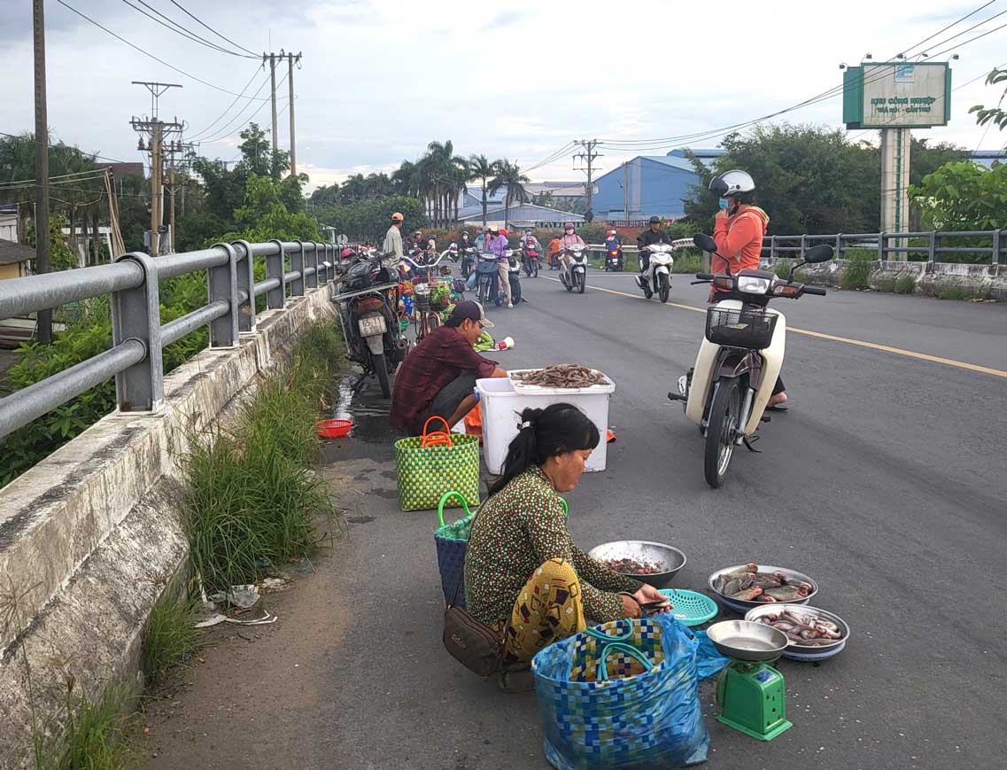 Lo lắng nguy cơ về mất an toàn giao thông, mất an ninh trật tự tại các khu chợ tự phát, nhiều tiểu thương vẫn ở lại chợ truyền thống. Ảnh: Mỹ Ly