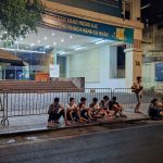 Lạ lùng cảnh xếp hàng thâu đêm mua vàng, buồn ngủ cũng không về