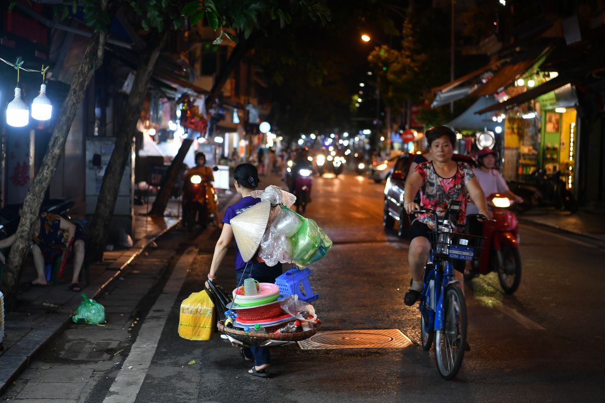 Xuôi ngược phố phường.