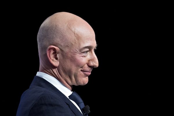 Jeff Bezos, cậu bé lật bánh mì và câu chuyện về người giàu nhất hành tinh