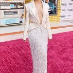 Joey King gợi cảm khi diện thiết kế của Công Trí dự lễ ra mắt phim mới