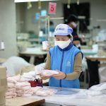 Doanh nghiệp mất tiền tỉ vì “cò” khẩu trang, Bộ Công Thương đang rà soát