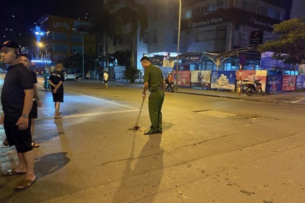 Công an Hà Đông thông tin vụ việc ném chai thuỷ tinh vào người đi đường