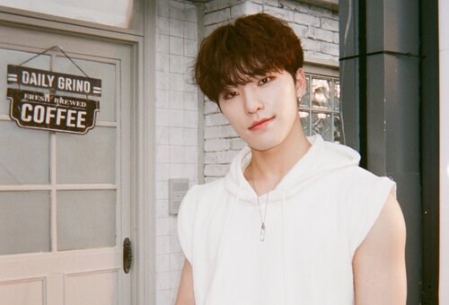 4 bí quyết phối đồ đi biển của Dino (SEVENTEEN)