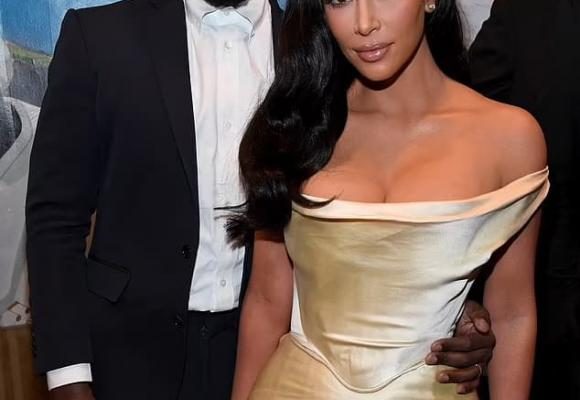 Vợ mới của Kanye West bất chấp lời cảnh cáo của Kim Kardashian, ăn mặc hở hang trước mặt bọn trẻ gây phẫn nộ