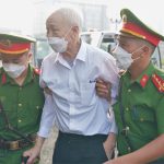 Xét xử cựu Bí thư tỉnh Bình Dương: Nhiều bị cáo phải nhờ công an dìu, đỡ